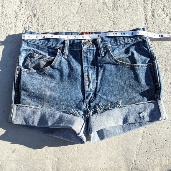 Vintage Wrangler distressed denim shorts - Picture 3 of 5